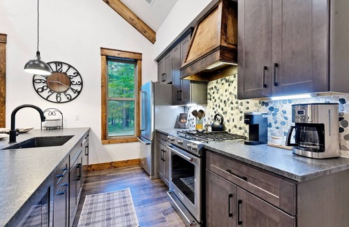 Broken Bow House | Pickleball, Pool, Splash Fountain ,Clubhouse , Walking Trails , Basketball