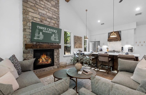 Broken Bow House | Pickleball, Pool, Splash Fountain ,Clubhouse , Walking Trails , Basketball