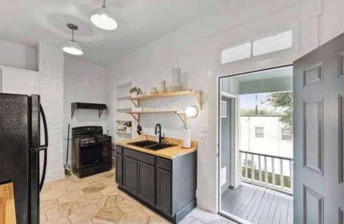 Dixon Park House | Picture Perfect Victorian Home - Walk to Forsyth