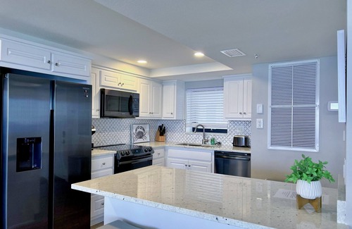 Thomas Drive Condo | Picturesque Beachfront Condo- Spacious Balcony, 2BD/2BA, Pool & Tiki Bar