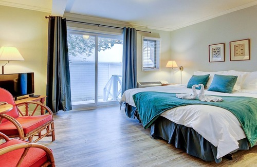 Georgina Cottage | Picturesque Lakeview Lodge At Lake Simcoe (First Tee)