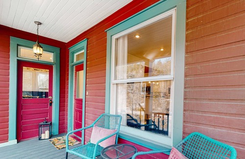 Eureka Springs Historic District Cottage | Picturesque renovated cottage near downtown with front porch, patio & firepit