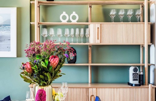 Sea Point Apartment | Picturesque Seaside Haven Aretzi