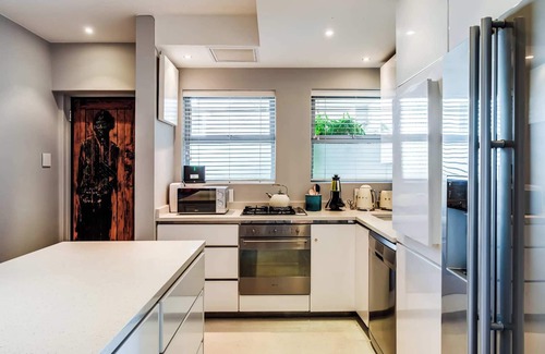 Sea Point Apartment | Picturesque Seaside Haven Aretzi