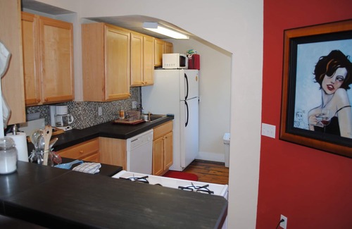 Mapleton Hill Condo | Pied-à-terre In DOWNTOWNS BEST LOCATION n