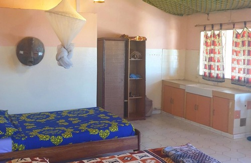 Toubab Dialao Apartment | Pieds Dans L'eau : Grand Studio Avec 2 Lits Double et Terrasse Devant L'océan
