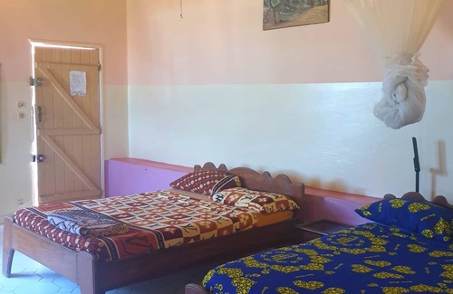 Toubab Dialao Apartment | Pieds Dans L'eau : Grand Studio Avec 2 Lits Double et Terrasse Devant L'océan