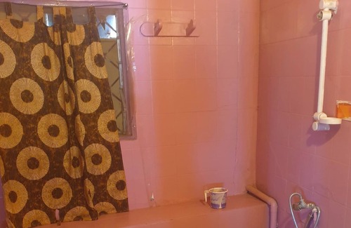 Toubab Dialao Apartment | Pieds Dans L'eau : Grand Studio Avec 2 Lits Double et Terrasse Devant L'océan