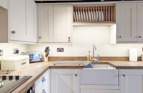 Pulborough Cottage | Piemans Cottage - a cottage that sleeps 5 guests in 2 bedrooms