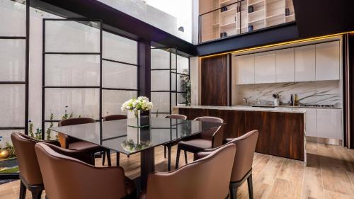 Romantic Zone House | PIER 57 - 108 Luxurious Loft in Romantic Zone