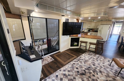 Downtown Knoxville Boat Rental | Pier D Lite 4 bdrm Houseboat on River Downtown Knoxville - walk to Univ. of TN