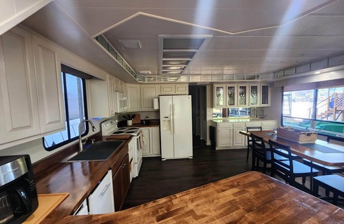 Downtown Knoxville Boat Rental | Pier D Lite 4 bdrm Houseboat on River Downtown Knoxville - walk to Univ. of TN