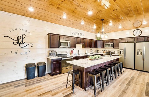 Pigeon Forge Cabin | Pigeon Forge - Landmark Lodge - 25 Bdrms.