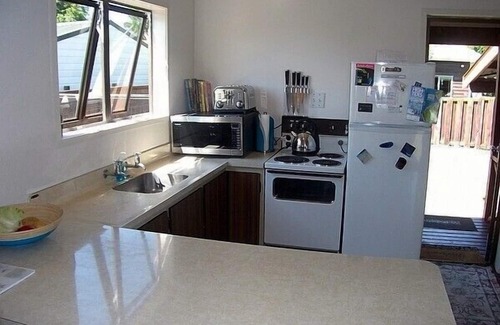 Pauanui Cottage | Pilots Rest - Pauanui Airfield Holiday Home