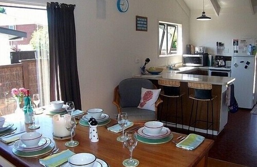 Pauanui Cottage | Pilots Rest - Pauanui Airfield Holiday Home