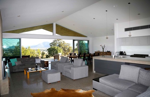 Broke House | Pindara - Modern, 5 bedroom house with fabulous valley views!