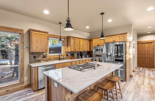 RiverWild House | Pine House Retreat ~ Brand New Furniture ~ Sleeps 8 ~ AC ~ Close To Trails!