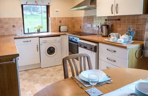 Dingwall Cottage | PINE LODGE, family friendly, with a garden in Culbokie