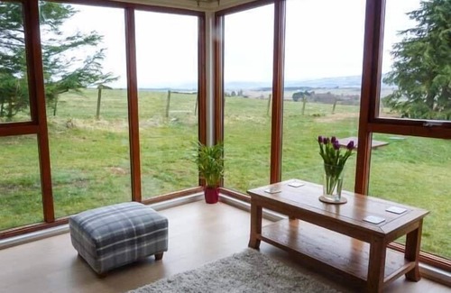 Dingwall Cottage | PINE LODGE, family friendly, with a garden in Culbokie