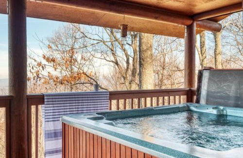 Chalet Village House | Pine Needle by AvantStay Log Cabin w Gorgeous Views Hot Tub Patio Pool Table
