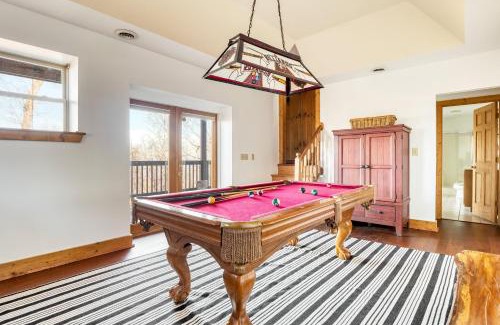 Chalet Village House | Pine Needle by AvantStay Log Cabin w Gorgeous Views Hot Tub Patio Pool Table