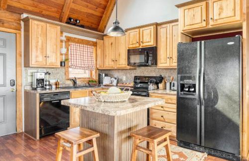 Chalet Village House | Pine Needle by AvantStay Log Cabin w Gorgeous Views Hot Tub Patio Pool Table
