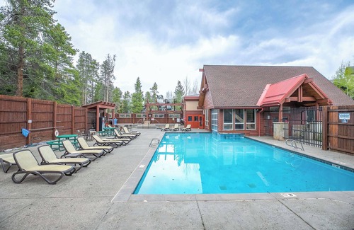 Historic District Condo | Pine Ridge Off-Piste Condo - Ski In, Walk to Downtown!