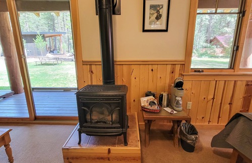 Mazama House | Pine Room 16 - garden room at The Inn At Mazama