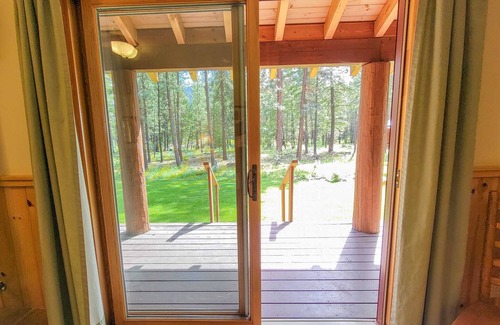 Mazama House | Pine Room 16 - garden room at The Inn At Mazama