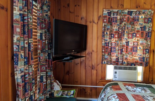 Chestertown Hotel | Pine Tree Motel & Cabins