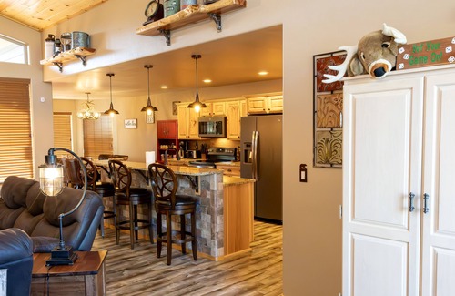 Show Low Cabin | Pine Tree View Mountain Escape!