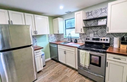 Laurel House | Pineapple and Palms - Cozy beach retreat minutes from Nokomis and Venice beaches
