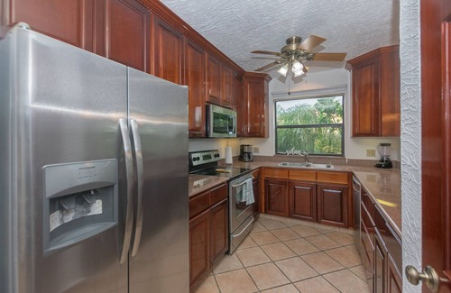 French Harbour Condo | Pineapple Villa 531- fantastic mid island home