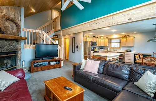 Davis House | Pinecone Ridge - 441 Northpoint WaynnCinnamon Fern Chalet - Pet Friendly, Hot Tub, Short Drive to Two Ski Areas & Two State Parks