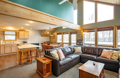 Davis House | Pinecone Ridge - 441 Northpoint WaynnCinnamon Fern Chalet - Pet Friendly, Hot Tub, Short Drive to Two Ski Areas & Two State Parks