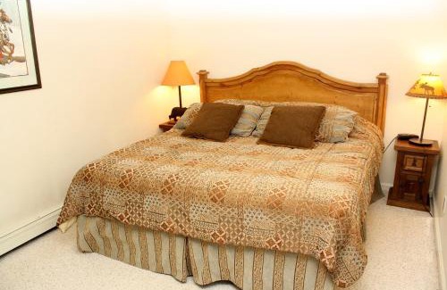Warrior's Mark House | Pinecreek #I - 1 BR - Close to Town - Shuttle to Slopes - Pool and Hot Tub Access