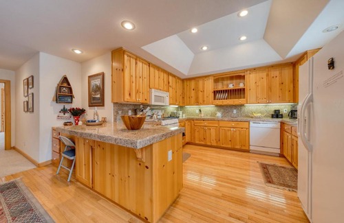 Truckee House | Pinewood Lodge by AvantStay Cozy Cabin Near Ski Resorts Hiking