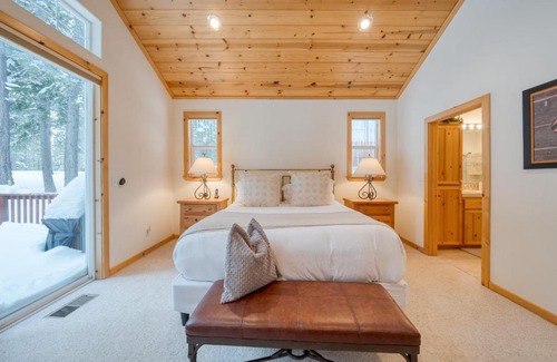 Truckee House | Pinewood Lodge by AvantStay Cozy Cabin Near Ski Resorts Hiking