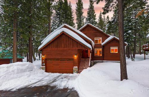 Truckee House | Pinewood Lodge by AvantStay Cozy Cabin Near Ski Resorts Hiking