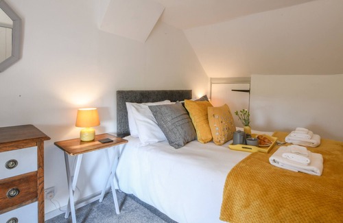 Diss Cottage | PINK COTTAGE, STRADBROKE, pet friendly, with open fire in Stradbroke
