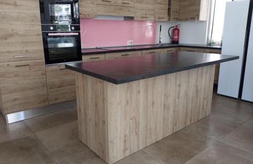 Għadira Apartment | Pink Fairy Paradise Penthouse, 10mins from the beach
