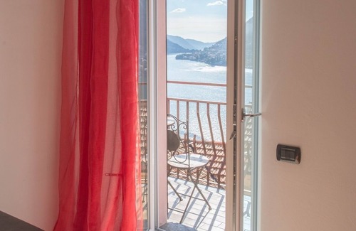 Nesso House | PINK WITH WIFI, PARKING AND AIR CONDITIONING