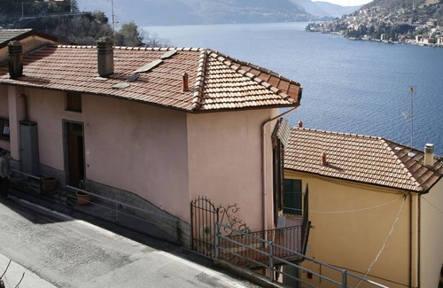 Nesso House | PINK WITH WIFI, PARKING AND AIR CONDITIONING