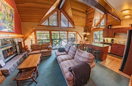 Upper Village Condo | Pinnacle Ridge 38 – Ski in Ski out, Wood Fireplace