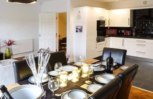 Cowling Cottage | PINNACLE VIEW, pet friendly, with hot tub in Cowling