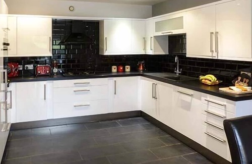 Cowling Cottage | PINNACLE VIEW, pet friendly, with hot tub in Cowling