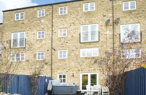 Cowling Cottage | PINNACLE VIEW, pet friendly, with hot tub in Cowling
