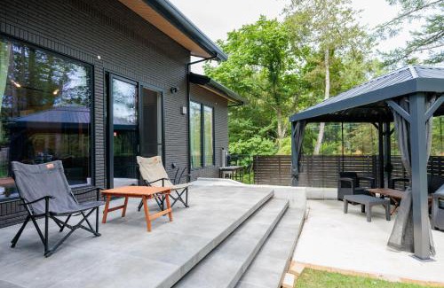 Yamanakako Villa | Pino-山中湖-新築ドッグラン付ヴィラ-小型犬3頭まで宿泊可-BBQ無料-お子様歓迎-最大6名まで宿泊可能
