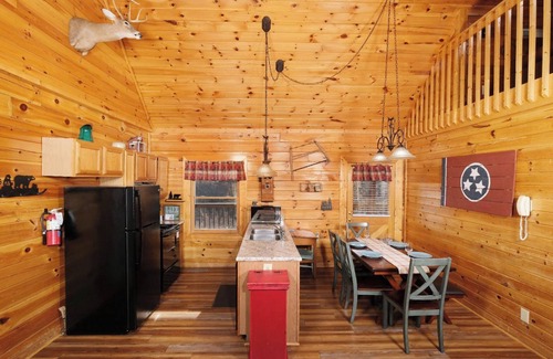 Sevierville Cabin | Pioneer Place - Arcade Games, Mountain Views, Hot Tub