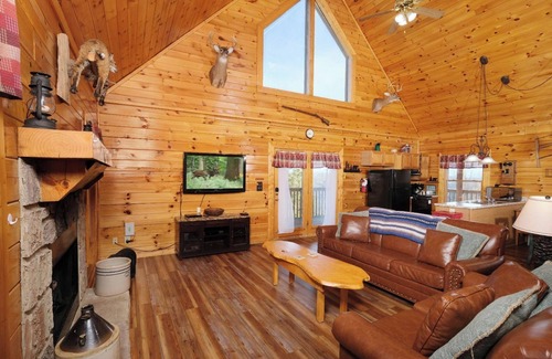 Sevierville Cabin | Pioneer Place - Arcade Games, Mountain Views, Hot Tub
